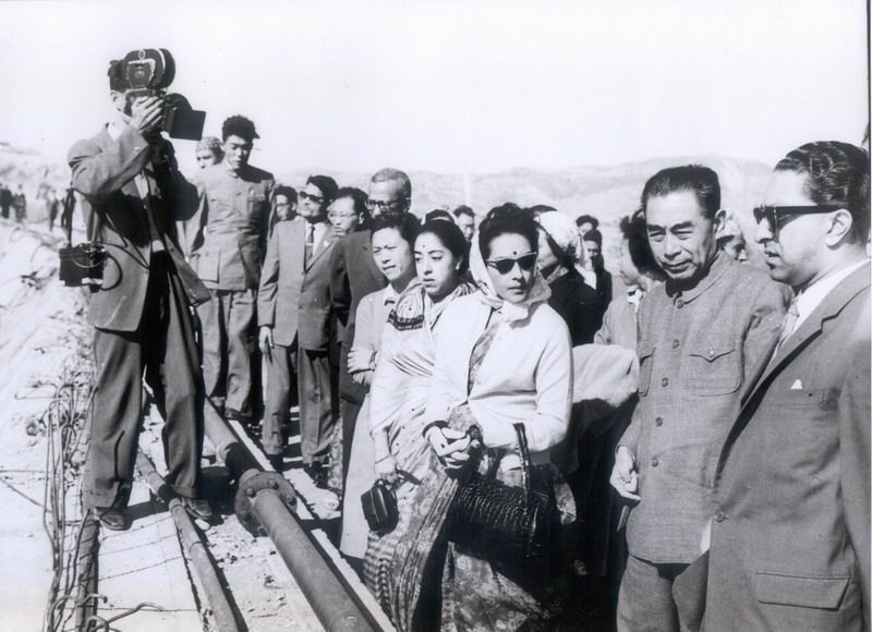 1961年10月8日，周恩来总理陪同尼泊尔马亨德拉国王视察三门峡水利枢纽